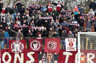 Λάρισα: Καλεί τον κόσμο δίπλα της…