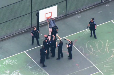 «Τρελός» στο Σιάτλ «κόλλησε» μέσα στην μπασκέτα! (video)