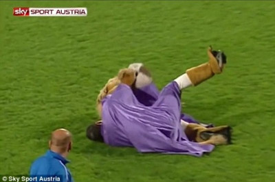 Έγινε… τύφλα η μασκότ της Αούστρια Βιέννης! (photos+video)