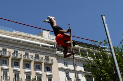 Στίβος:  Σπουδαίες επιδόσεις στο Street Pole Vault, στο Σύνταγμα