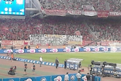 Συνθήματα κατά Κοντονή μόλις ανέβηκε το πανό! (photos)