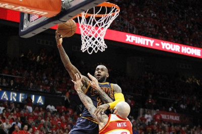 Το βίαιο φάουλ του Άντιντς στον Λεμπρόν! (video)