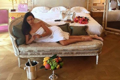 Η νέα Τζούλια είναι η Σάικ! Γυμνή και με… σαμπάνιες!