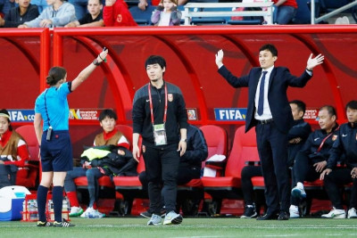 Προπονητής έσπρωξε παίκτρια σε εκτέλεση άουτ (video)