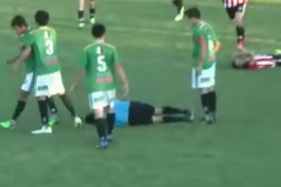 Τον έστειλε στο νοσοκομείο! Το κροσέ του παίκτη που... ξάπλωσε τον διαιτητή! (video)