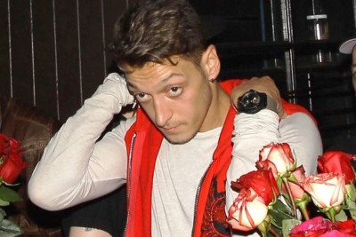 Με ξανθιές καλλονές στο Χόλιγουντ ο Οζίλ (video)