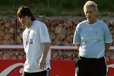 Ο άνθρωπος που άφησε τον Μέσι στον πάγκο! (videos)