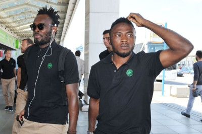 «Παρεάκι» Ατζαγκούν, Εσιέν! (photo)