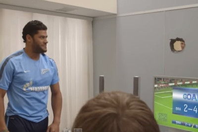 Έχασε στο Playstation και έσπασε… τοίχο ο Χουλκ! (video)