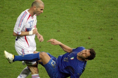 Ο Ζιντάν «έφτυσε» τον Ματεράτσι και ο Ιταλός τα 'πήρε!