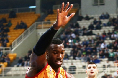 «Μπάσιμο» Αρμάνι για Γιανγκ!