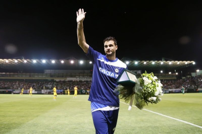 Η βράβευση του Ορέστη Καρνέζη στη Λεωφόρο (videos)