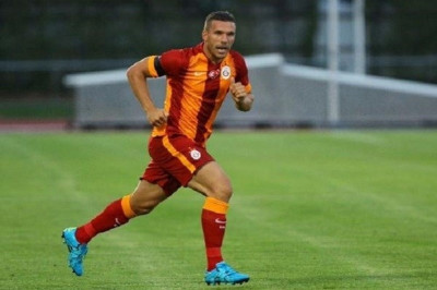 Έσκασε… σφαλιάρα σε αντίπαλο ο Ποντόλσκι (video)