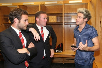 Τρελαμένος με τη μπάλα αστέρας των One Direction! (photos)