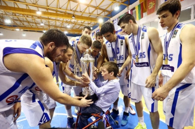 Πρόεδρε, το μετάλλιο που είχε περισσέψει έπρεπε να το πάρει ο πιτσιρίκος, όχι ο… Δήμαρχος!