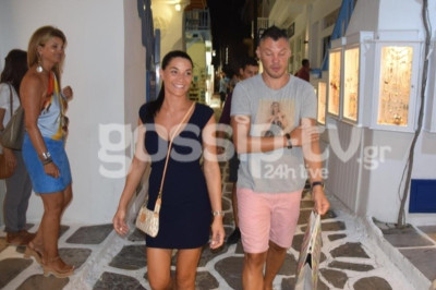 Γιασικεβίτσιους: Στην Μύκονο με την σύζυγό του (photo)