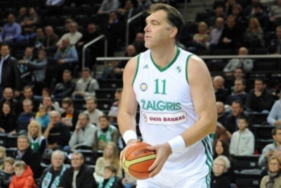 Απίστευτος ο Σαμπόνις! Το 'χει ακόμα και τα... βάζει από το κέντρο! (video)