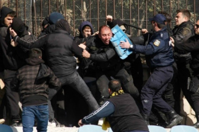 Βροχή... καθισμάτων στο Πανθεσσαλικό!