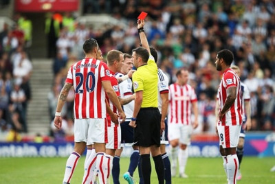 Σφαλιάρα και κόκκινη για Αφελάι (video)