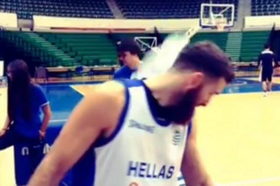 Ο Καϊμακόγλου δέχεται πετσέτες και μπάλες στην προπόνηση! (video)