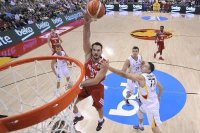 Και ταπώνει και... καρφώνει ο Ερντέν! (videos)