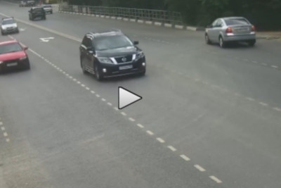 Μηχανή σήκωσε στον αέρα αυτοκίνητο! (video)