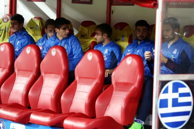 Κούρσα για τρεις στον γαλανόλευκο πάγκο!