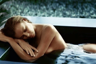 Η Ιρίνα Σάικ προκαλεί γυμνή… μόνο με τις μπότες της! (photo)