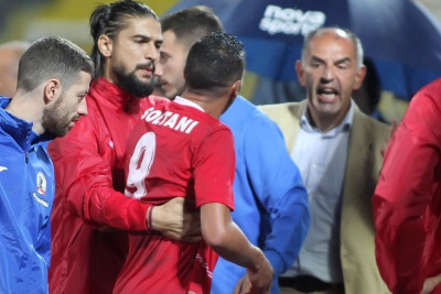 Καρέ-καρέ το επεισόδιο Σολτάνι-Κασναφέρη! (photos&video)