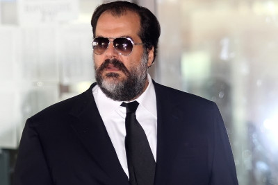 Τι γυρεύει ο Πατέρας στη μυστική συνάντηση Ερασιτέχνη-Καμίνη;