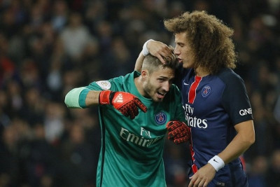 Καυτό φιλί της Ριάνα στον τερματοφύλακα της Παρί Σεν Ζερμέν (photos)