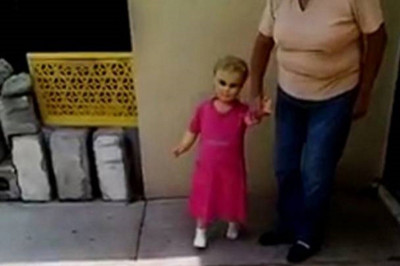 Δείτε την τρομακτική «κούκλα του διαβόλου» που ζωντανεύει όταν της πιάνεις το χέρι! (video)