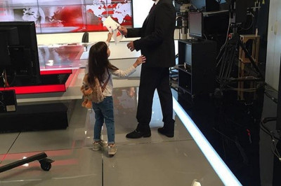 Στο πλατό των ειδήσεων με την κόρη του