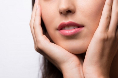 Σκασμένα χείλη: Πώς θα τα αποφύγετε