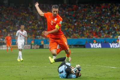 Εκπληκτικό αυτογκόλ από Φαν Πέρσι! (video)