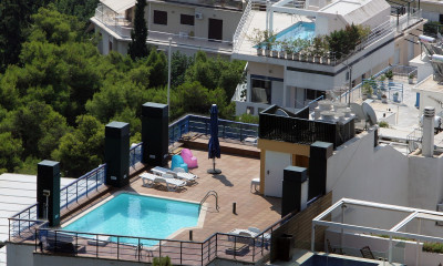 Ξανθιά «σεξοβόμβα» τα πέταξε... όλα στην ταράτσα και μας «έκαψε»! (photos)