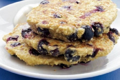 Τηγανίτες βρώμης με blueberries και γιαούρτι