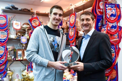 Στον Ντε Κολό το πρώτο βραβείο «Alain Gilles»!