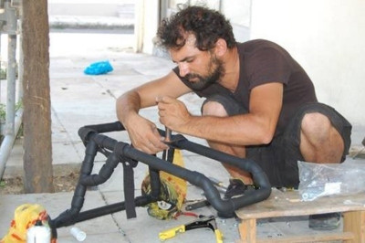 Ο υδραυλικός που βοηθάει ανάπηρα σκυλιά! (photos)