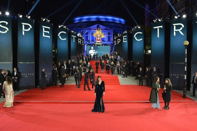 Η Μόνικα, το νέο Μποντ και η Κέιτ Μίντλετον χωρίς σουτιέν! (photos)