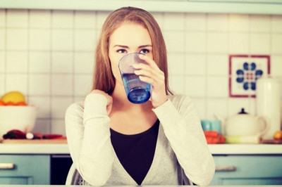 Γιατί πρέπει να πίνετε ένα ποτήρι χλιαρό νερό κάθε πρωί