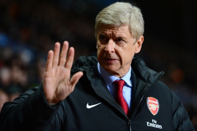 Τσακώθηκε… με το μπουφάν του ο Βενγκέρ! (video)