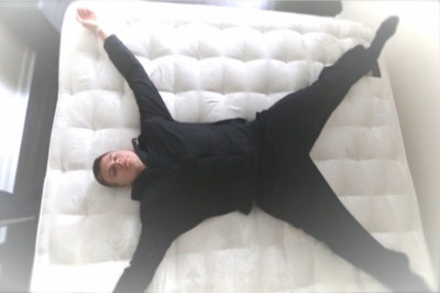 Άντε να βρεις κρεβάτι στο ύψος σου! (video)