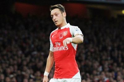 Υπογράφει ο Οζίλ!