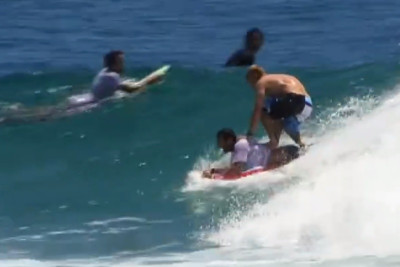 Απίστευτο κόλπο από σέρφερ! (video)