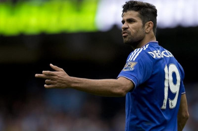 Απίστευτο! Ο Ντιέγκο Κόστα πέταξε τη φανέλα του στον Μουρίνιο (video)