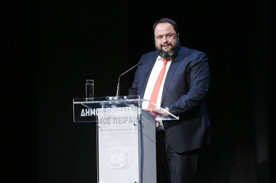 Τίμησε Μαρινάκη και Ολυμπιακό ο Πειραιάς