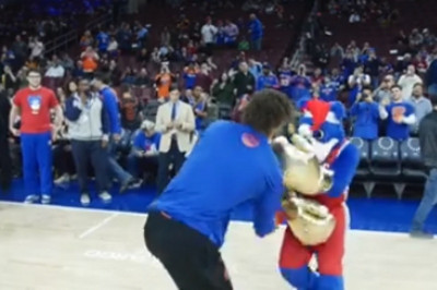 Ο Ρόμπιν Λόπεζ τις... παίζει με τη μασκότ των Σίξερς! (video)