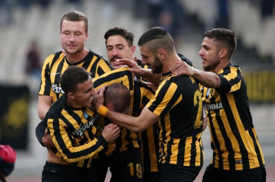 Κρατηθείτε! Παίκτης της ΑΕΚ με ψηλοτάκουνα! (photo)