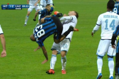 Απίστευτη κλοτσιά του Φελίπε Μέλο στον Μπίλια! (video)